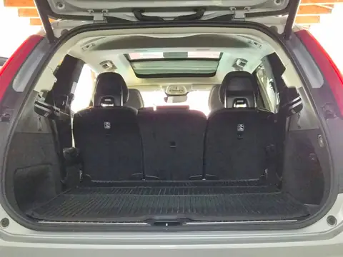 Coffre de SUV 7 places, tapis et garnitures après le passage de Wash Work