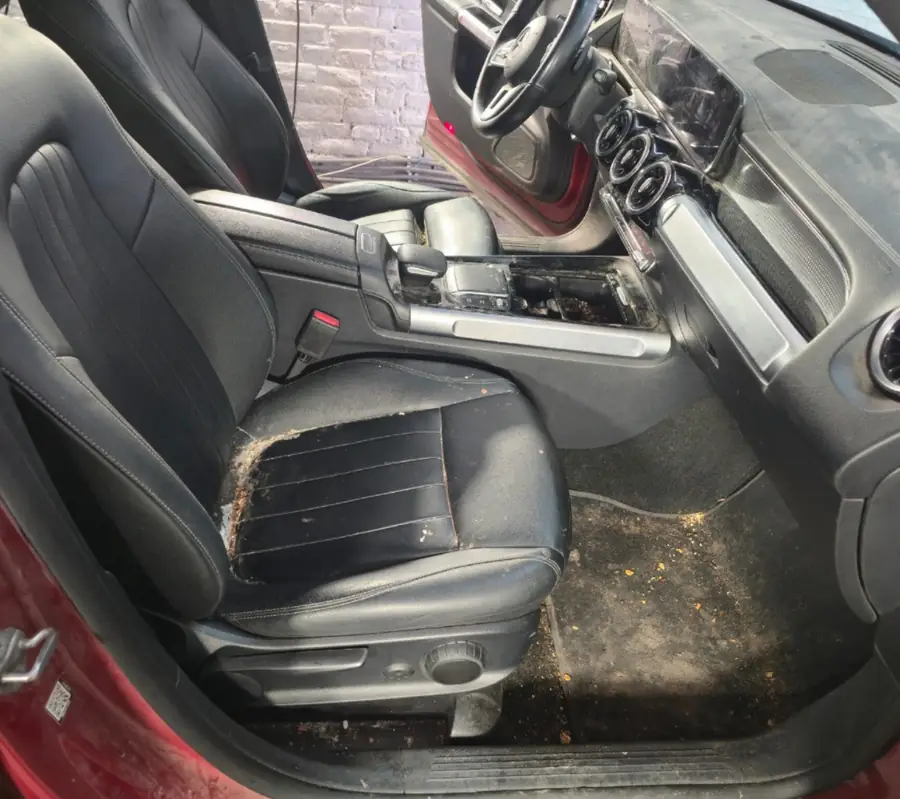 Intérieur Mercedes, cuir et plastiques — avant