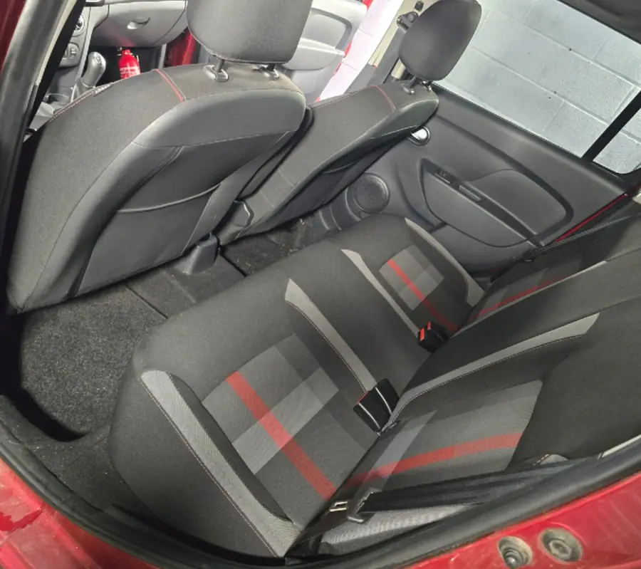 Sièges sport en tissu — avant