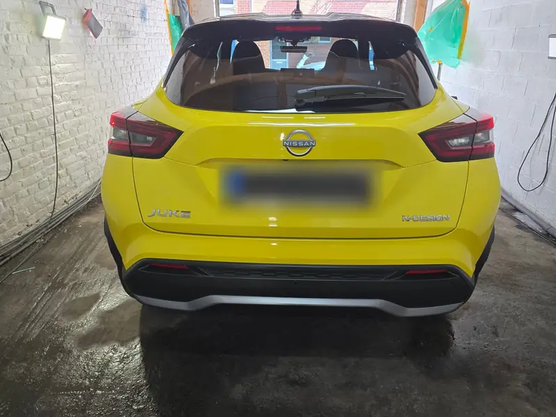 Nissan Juke jaune, carrosserie brillante
