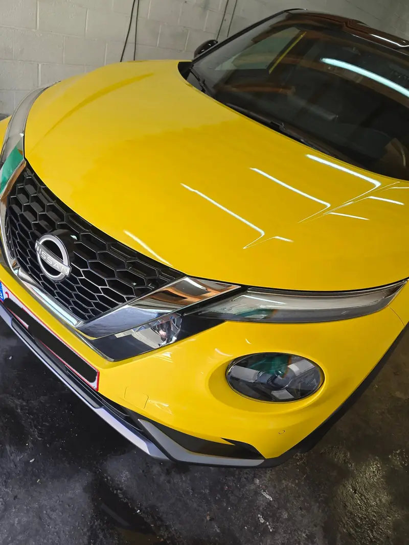 Capot de Nissan Juke jaune après décontamination et protection céramique