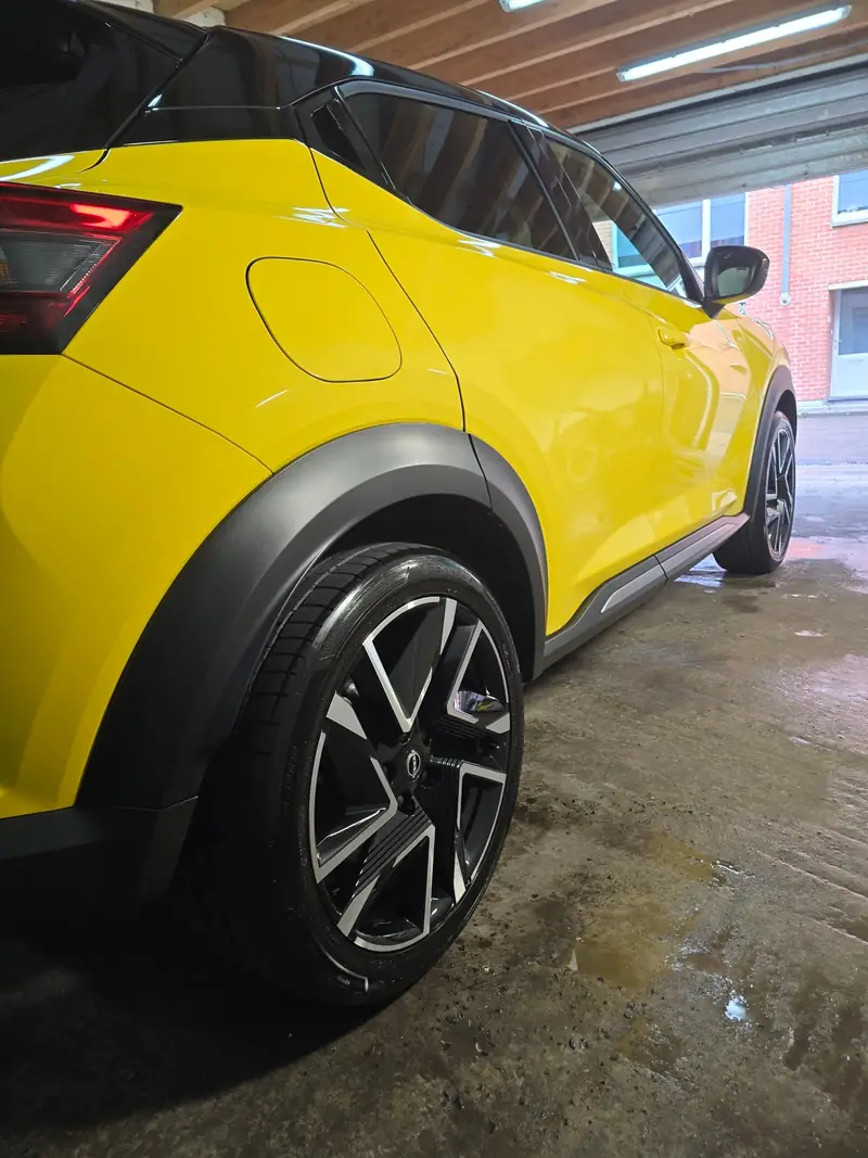 Nissan Juke jaune protégé par une céramique, reflets profonds