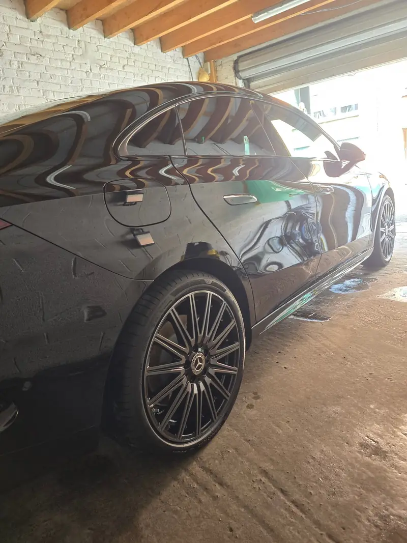 Mercedes noire aux reflets miroir après nettoyage dans l'atelier Wash Work de Quaregnon