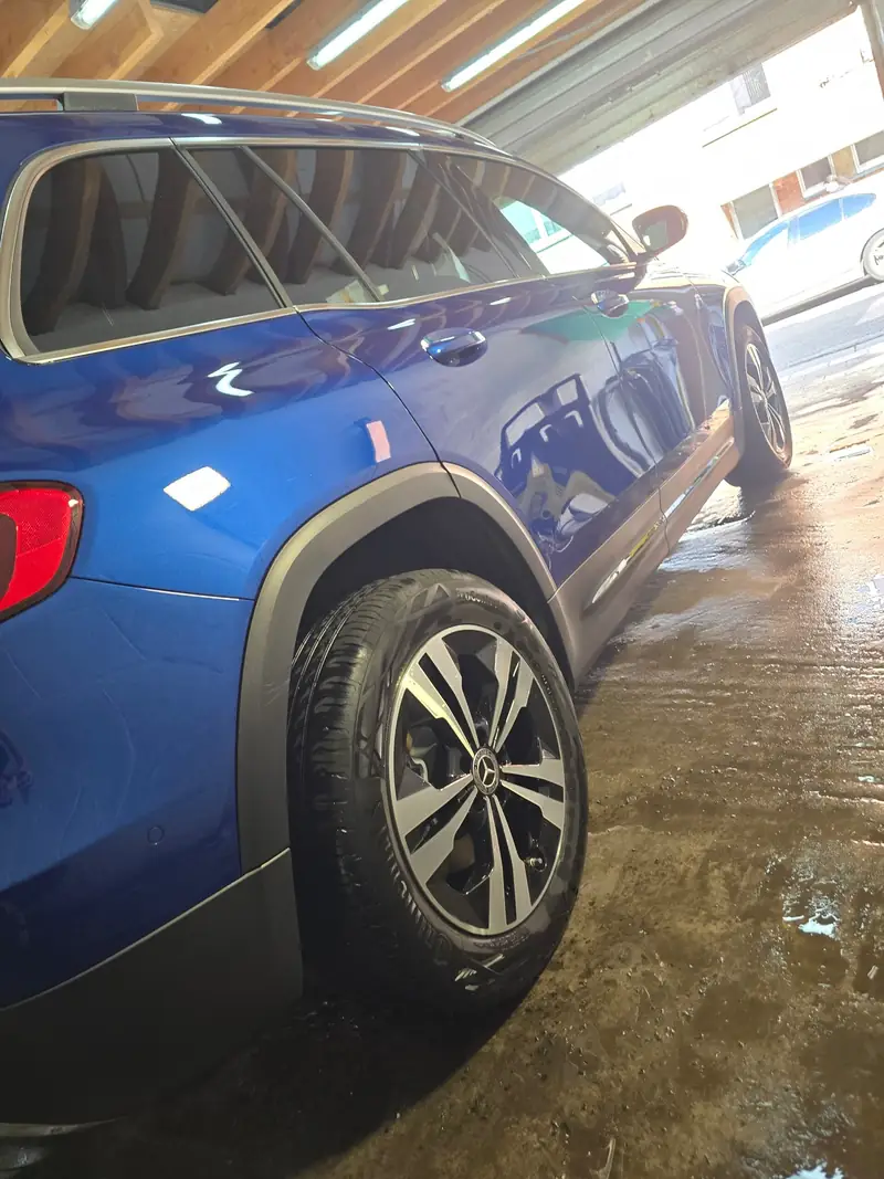 SUV bleu dans l'atelier de Quaregnon